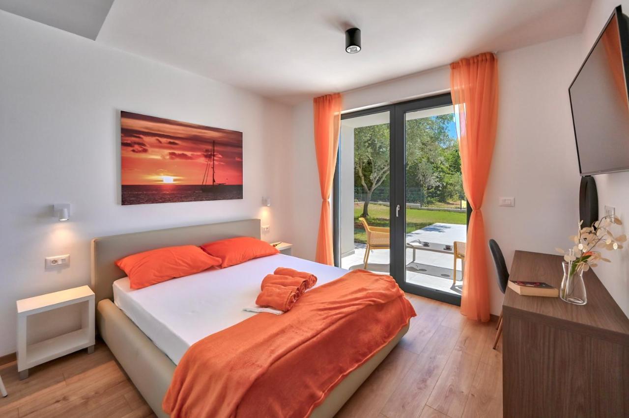 Villa Solis-Modern Villa For A Romantic Retreat, Heated Pool Ližnjan Exterior foto