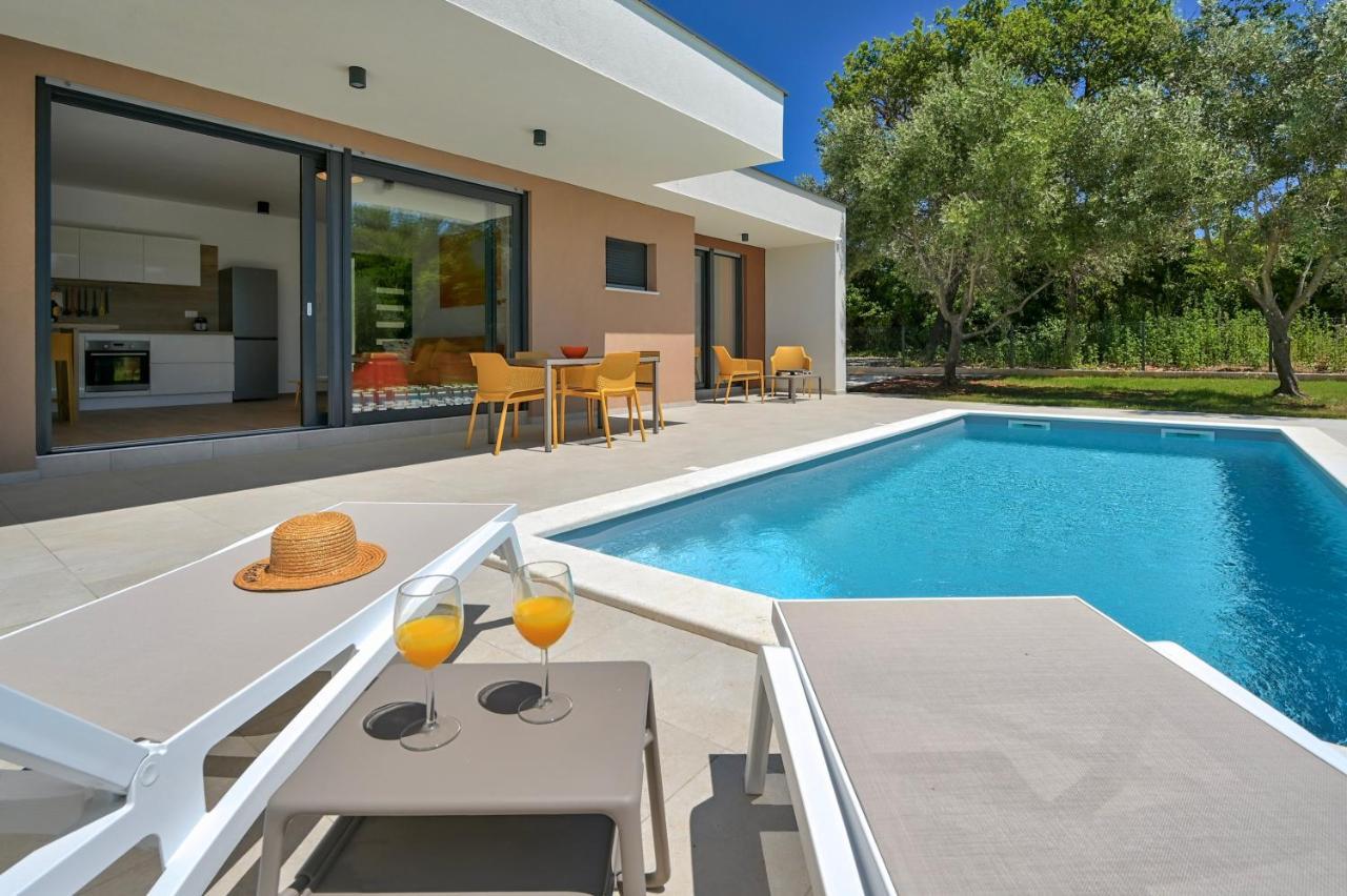 Villa Solis-Modern Villa For A Romantic Retreat, Heated Pool Ližnjan Exterior foto