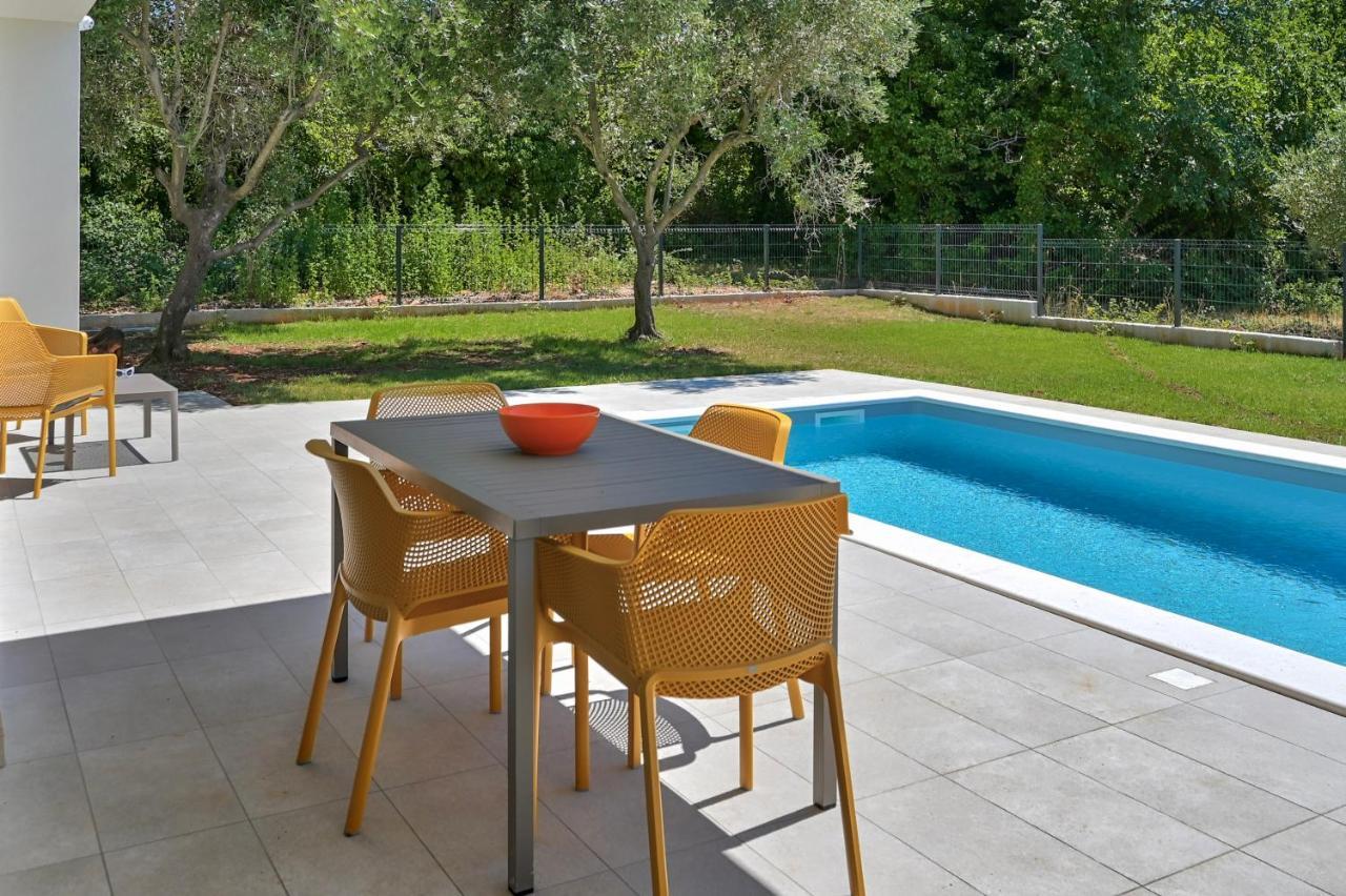 Villa Solis-Modern Villa For A Romantic Retreat, Heated Pool Ližnjan Exterior foto