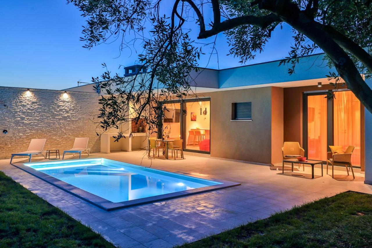 Villa Solis-Modern Villa For A Romantic Retreat, Heated Pool Ližnjan Exterior foto