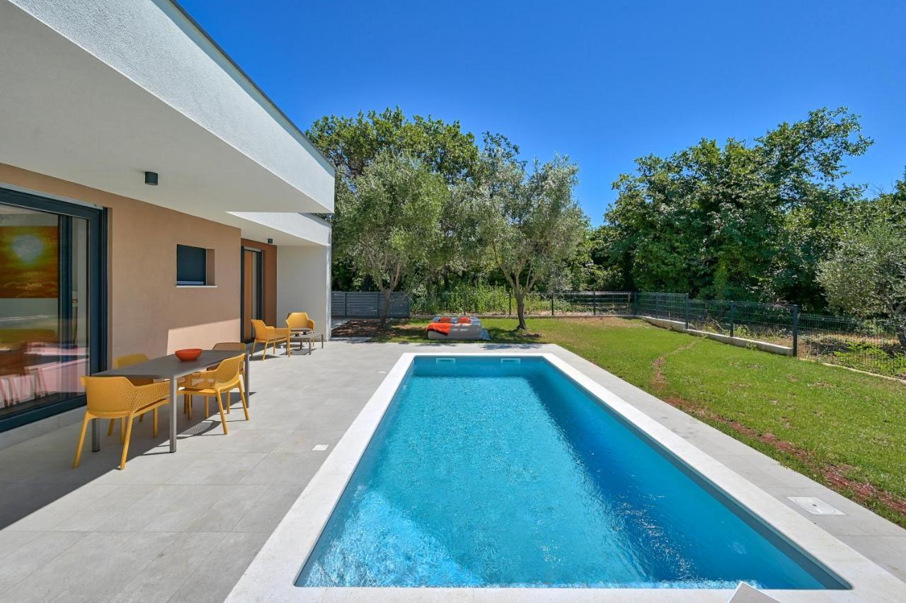 Villa Solis-Modern Villa For A Romantic Retreat, Heated Pool Ližnjan Exterior foto