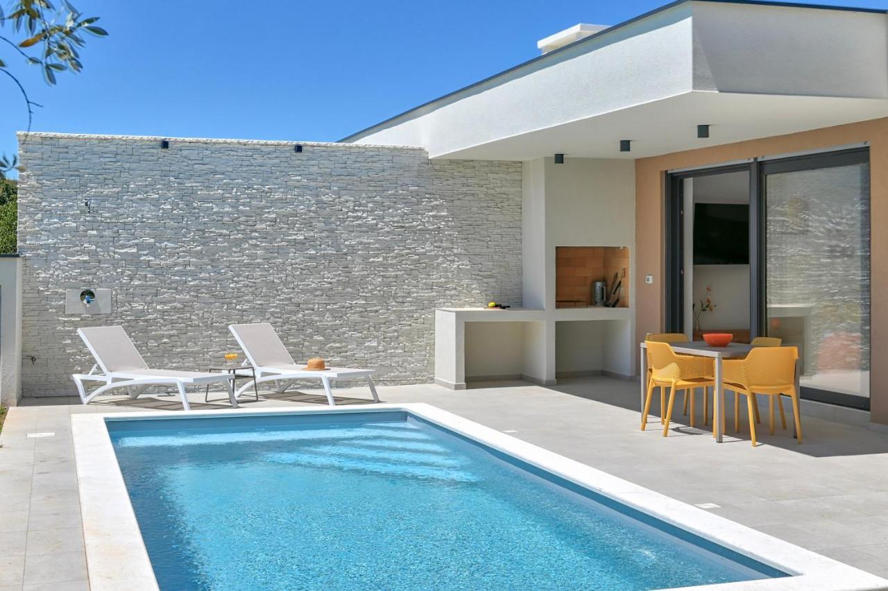 Villa Solis-Modern Villa For A Romantic Retreat, Heated Pool Ližnjan Exterior foto