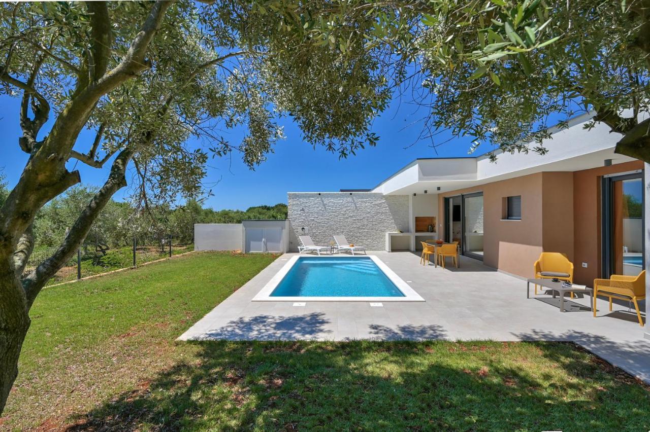 Villa Solis-Modern Villa For A Romantic Retreat, Heated Pool Ližnjan Exterior foto