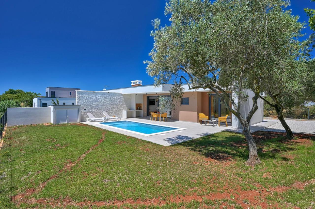 Villa Solis-Modern Villa For A Romantic Retreat, Heated Pool Ližnjan Exterior foto